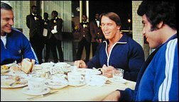 Det finns en scen i filmen dr Lou och hans far bjuder ver Arnold p frukost fr att psyka honom, ngot som visar sig vara ett mentalt sjlvmord i sammanhanget.